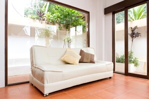 Familienzimmer | Wohnbereich | 21-Zoll-Fernseher mit Kabelempfang