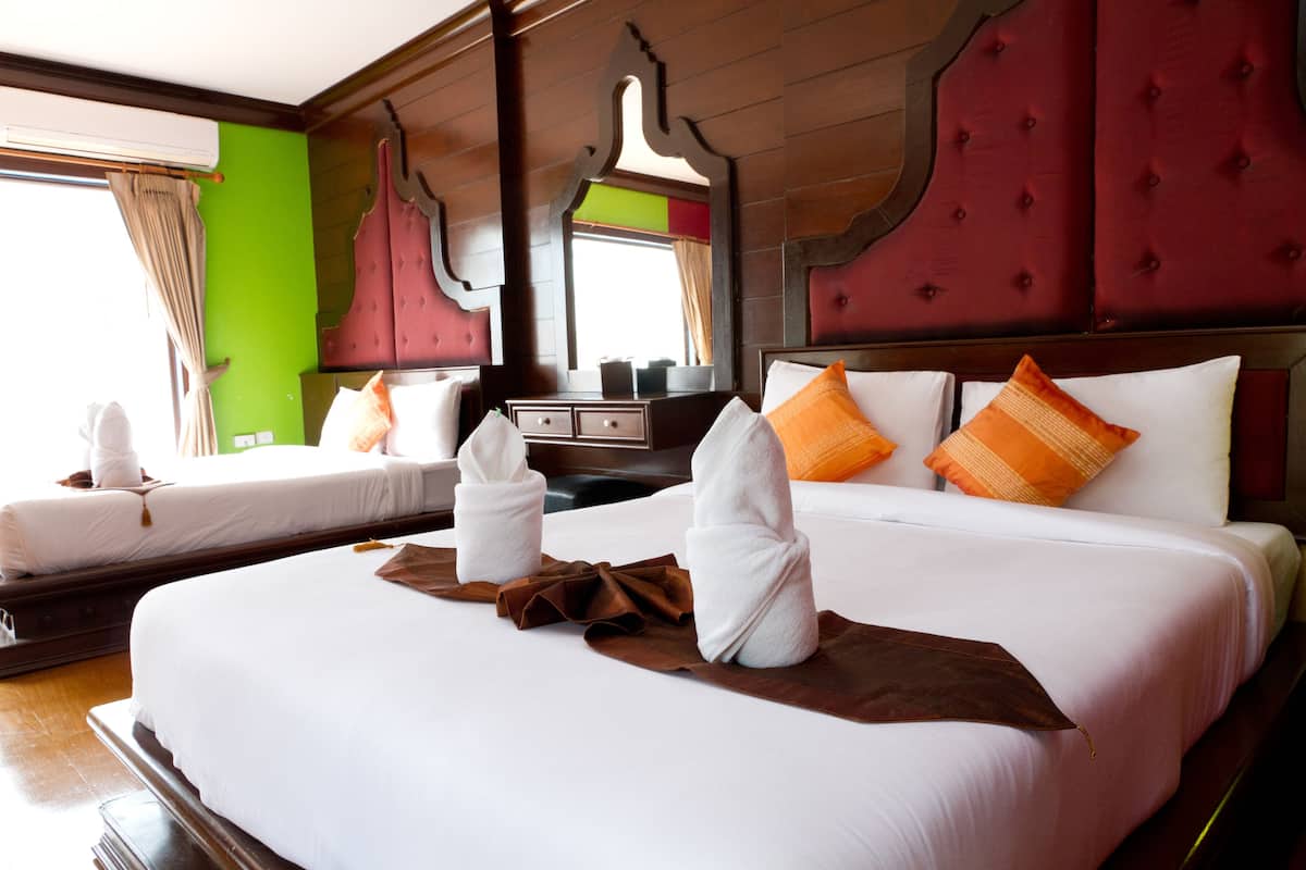 family room | minibar, in-room safe, desk, free wifi