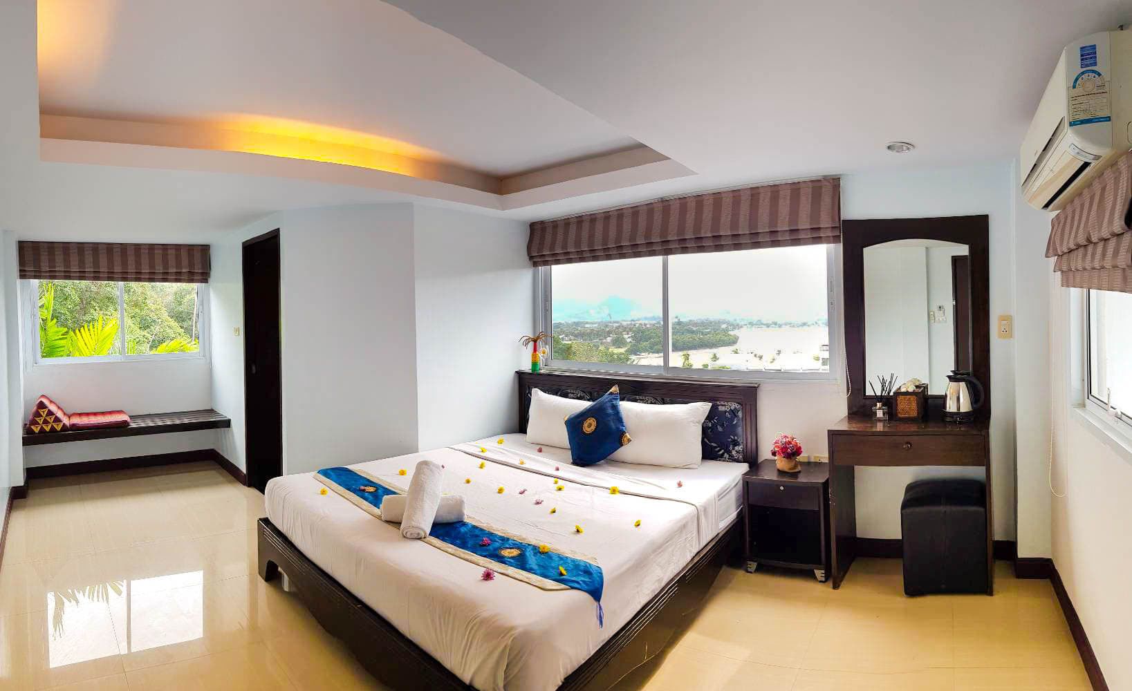 deluxe double room, 1 double bed | minibar, in-room safe, desk, free wifi