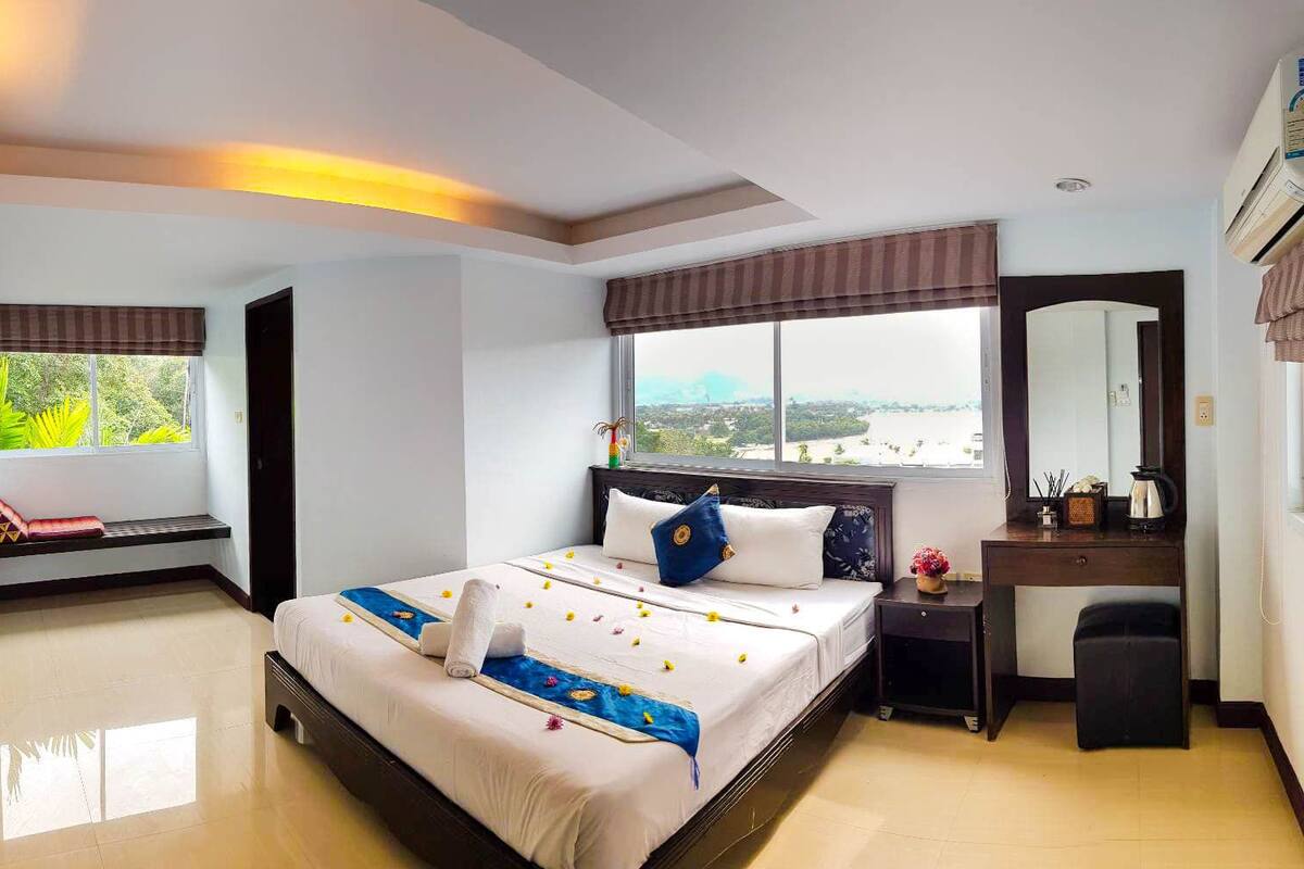 deluxe double room, 1 double bed | minibar, in-room safe, desk, free wifi