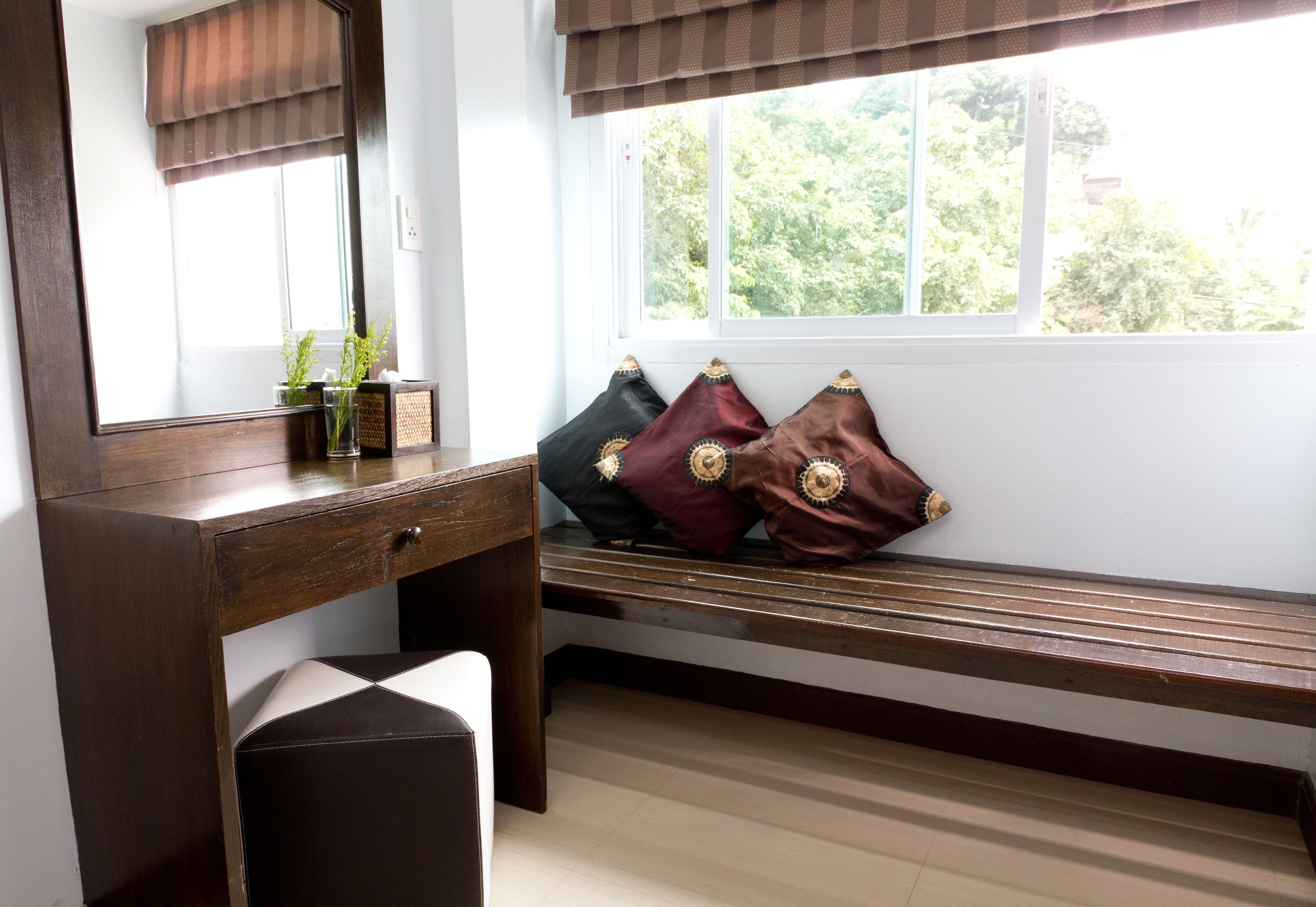 deluxe double room, 1 double bed | living area | 21-inch tv with cable channels