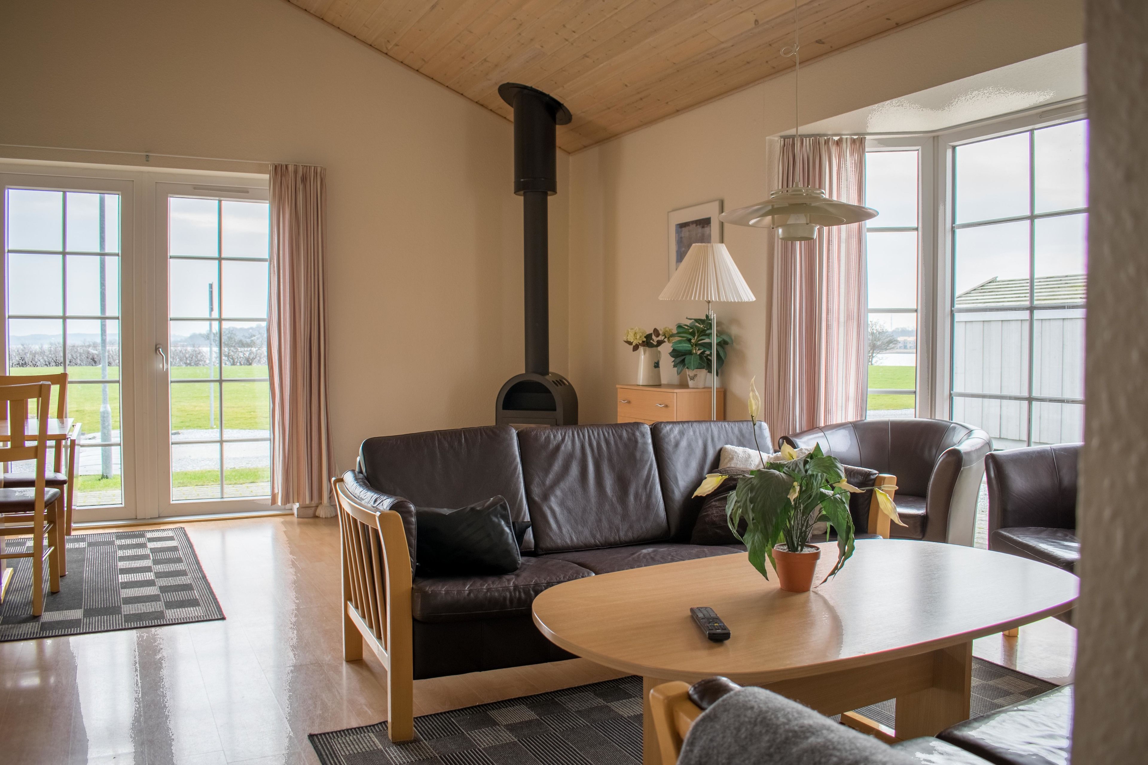 Huis, 3 slaapkamers, bubbelbad (Linen Excluded) | Woonruimte | Een 28-inch flatscreentelevisie met digitale zenders en televisie