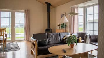 Huis, 3 slaapkamers, bubbelbad (Linen Excluded) | Woonruimte | Een 28-inch flatscreentelevisie met digitale zenders en televisie