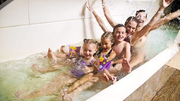 Inomhuspool, solstolar och livvakter pÄ plats