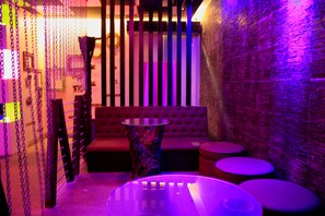 Serves breakfast, lunch and dinner