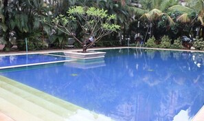 Una piscina al aire libre