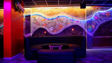 Serves breakfast, lunch, and dinner