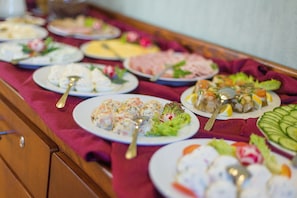 Colazione a buffet, servita tutte le mattine (30 PLN a persona) 