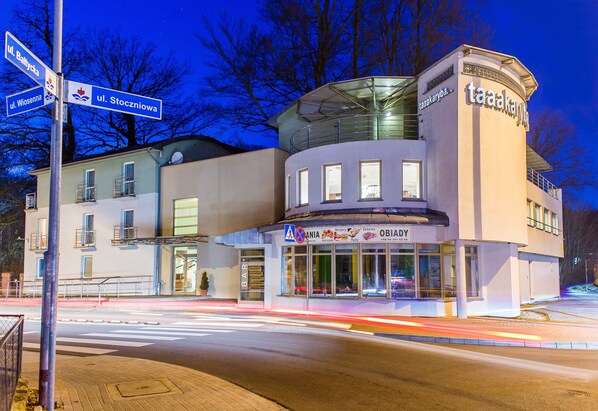 Voorkant accommodatie - avond/nacht