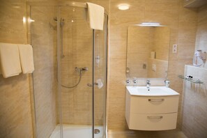 Douche, sèche-cheveux, peignoirs, bidet