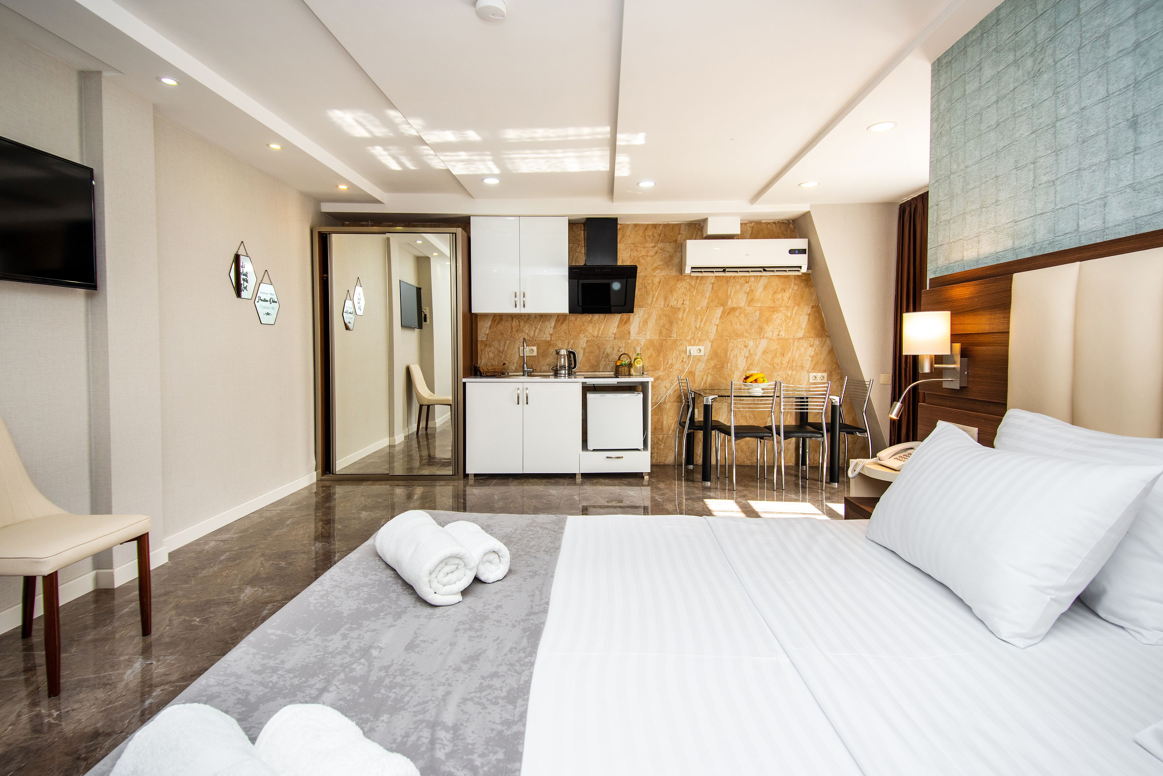 Studio Apartment with Terrace | 低過敏寢具、迷你吧、客房內保險箱、書桌