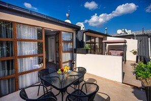 Family Room with Terrace | 防过敏的被褥、迷你吧、客房内保险箱、办公桌