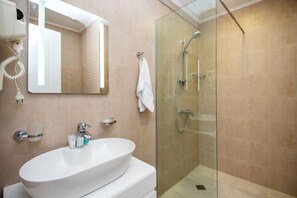 Deluxe Double with Balcony | Badeværelse | Gratis toiletartikler, hårtørrer, badekåber, hjemmesko