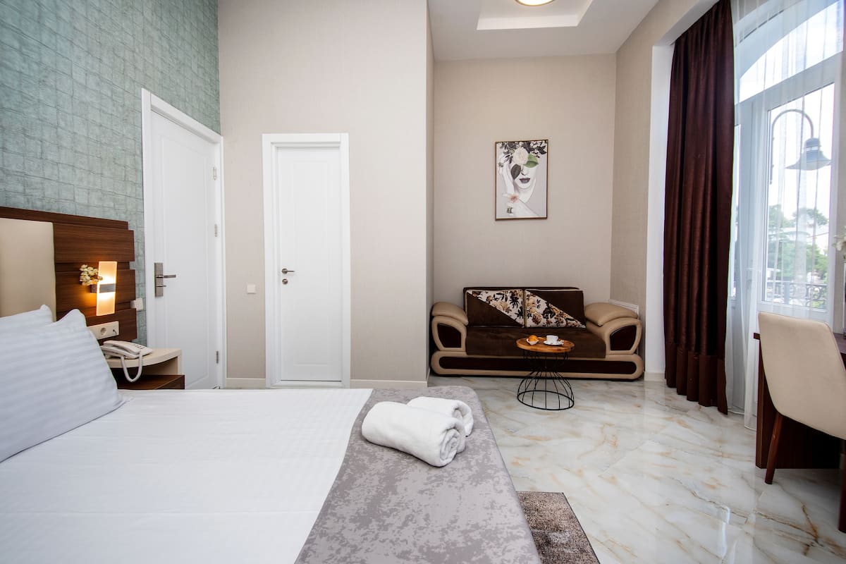 Deluxe Double with Balcony | Hypo-allergenic bedding, minibar, in-room safe, desk