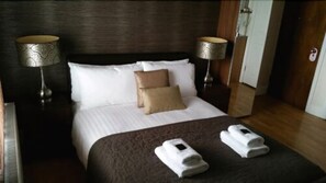 In-room safe, desk, iron/ironing board, free WiFi - Aviva Studio Apartments (London)