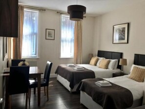 Estudio estándar (triple) | Caja de seguridad en la habitación y escritorio