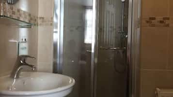 Standard Studio (double) | Bathroom | Shower, free toiletries, hair dryer, towels