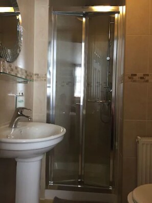 Studio Standard (double) | Salle de bain | Douche, articles de toilette (gratuits), séchoir à cheveux