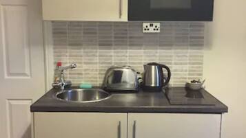 Standard Studio (double) | Private kitchenette | Fridge, microwave, coffee/tea maker