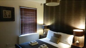 Standard Studio (double) | In-room safe, desk, iron/ironing board, free WiFi - Aviva Studio Apartments (London)