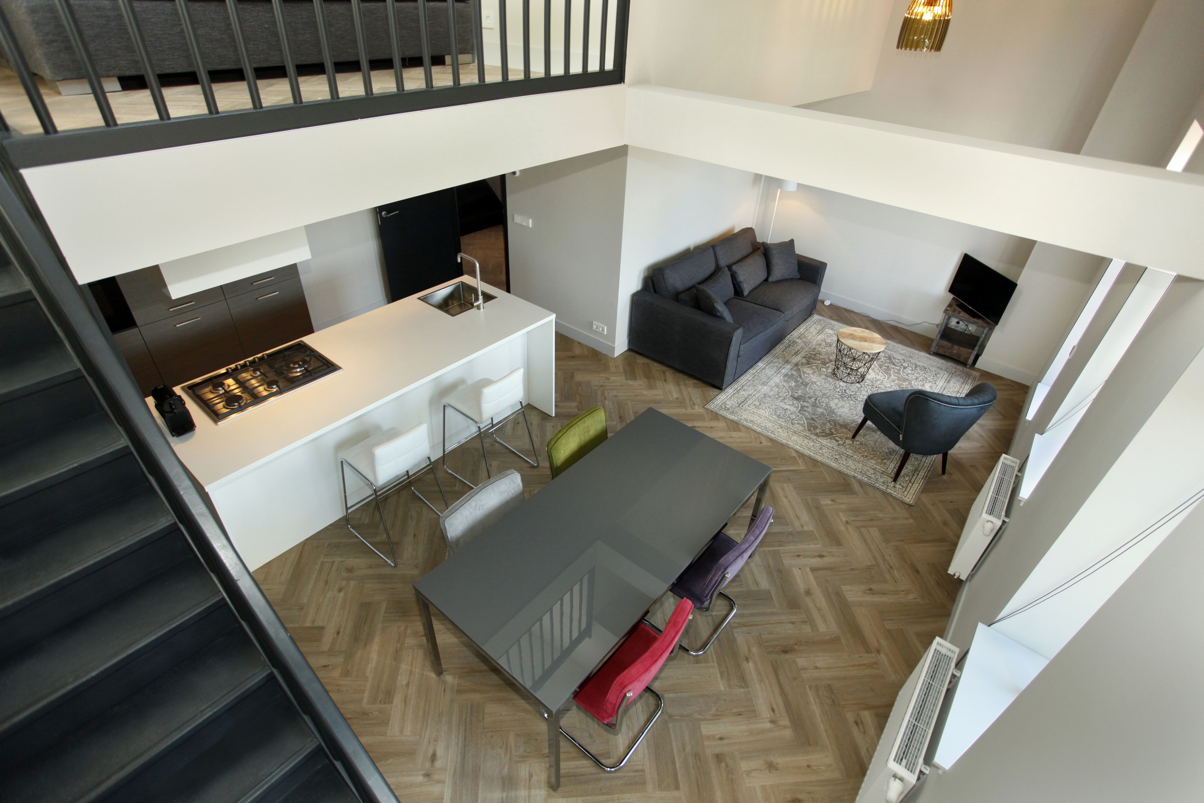 Un appartement moderne comprenant une cuisine, un coin repas et un espace de vie.