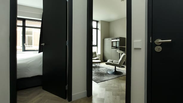 Una habitación moderna con una cama, un escritorio y una silla.
