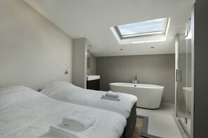 Penthouse, 2 slaapkamers, terras, uitzicht op de stad | Luxe beddengoed, individueel gedecoreerd, verduisterende gordijnen