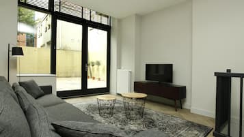 Apartment, 1 Schlafzimmer, zum Garten hin (Souterrain - split level) | Wohnbereich | Flachbildfernseher