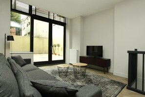 อพาร์ทเมนท  ์, 1 ห้องนอน, ติดสวน (Souterrain - split level) | บริเวณนั่งเล่น | ทีวีจอแบน