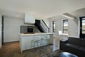 Penthouse, 1 slaapkamer | Woonruimte | Flatscreentelevisie