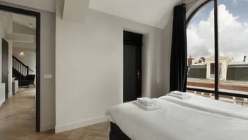 Seprai premium, didekorasi berbeda-beda, dan tirai kedap cahaya