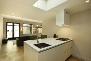Departamento, 1 habitación, en el área del jardín (Souterrain - split level) | Cocina privada | Refrigerador con congelador, microondas, horno y parrilla de estufa 