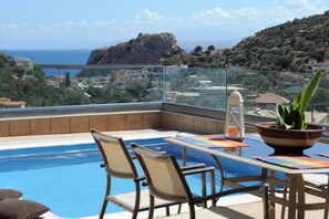 Piscina externa, guarda-sóis, espreguiçadeiras