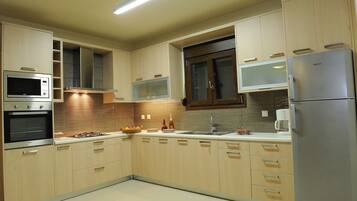 Refrigerador con congelador, microondas, horno y parrilla de estufa