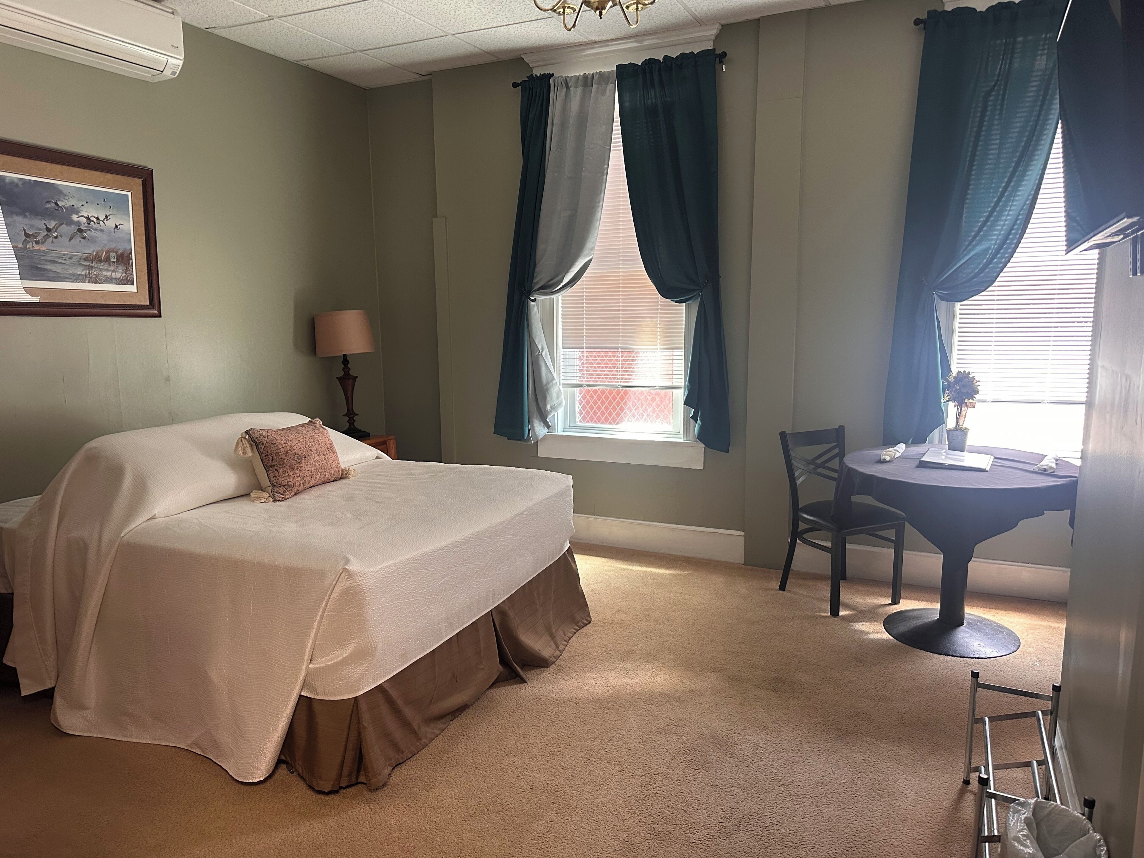 Klassieke kamer (Room #8) | Een strijkplank/strijkijzer, beddengoed