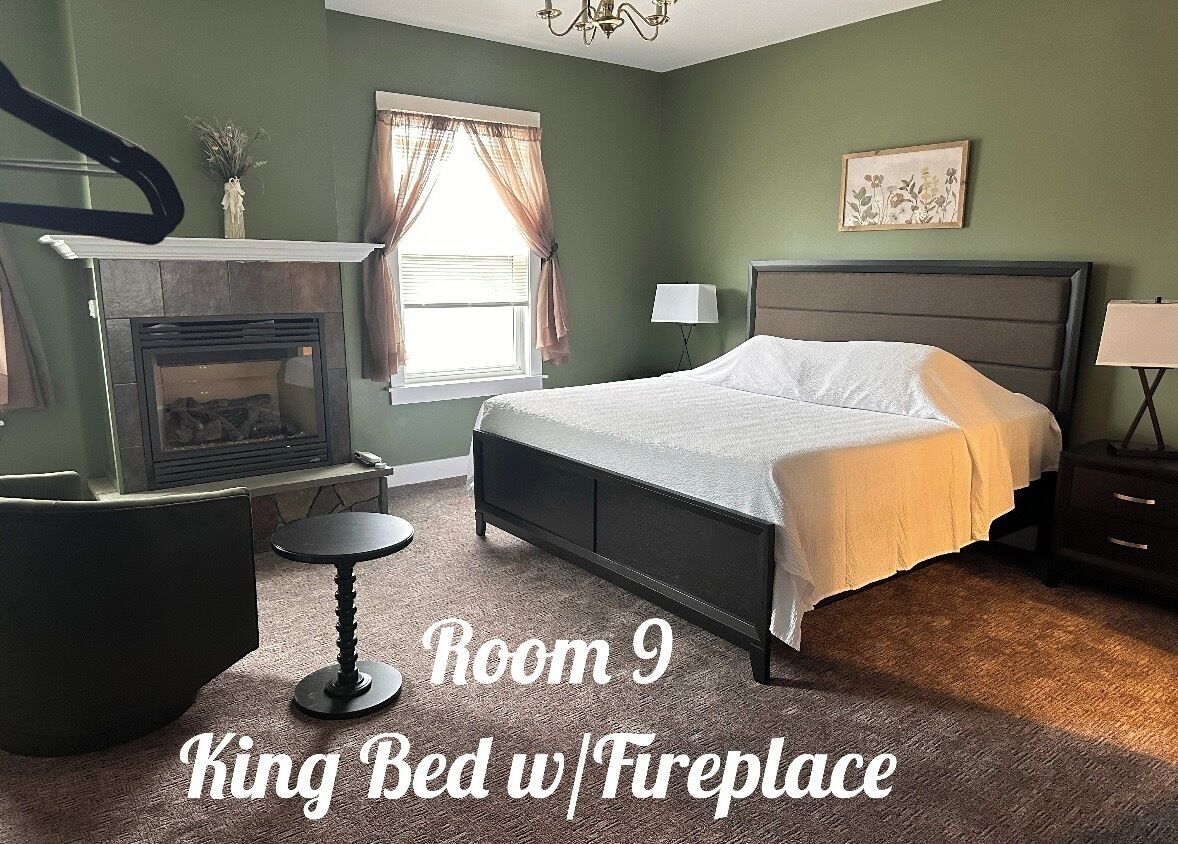 Deluxe Room, 1 King Bed, Fireplace | Iron/ironing board, bed sheets