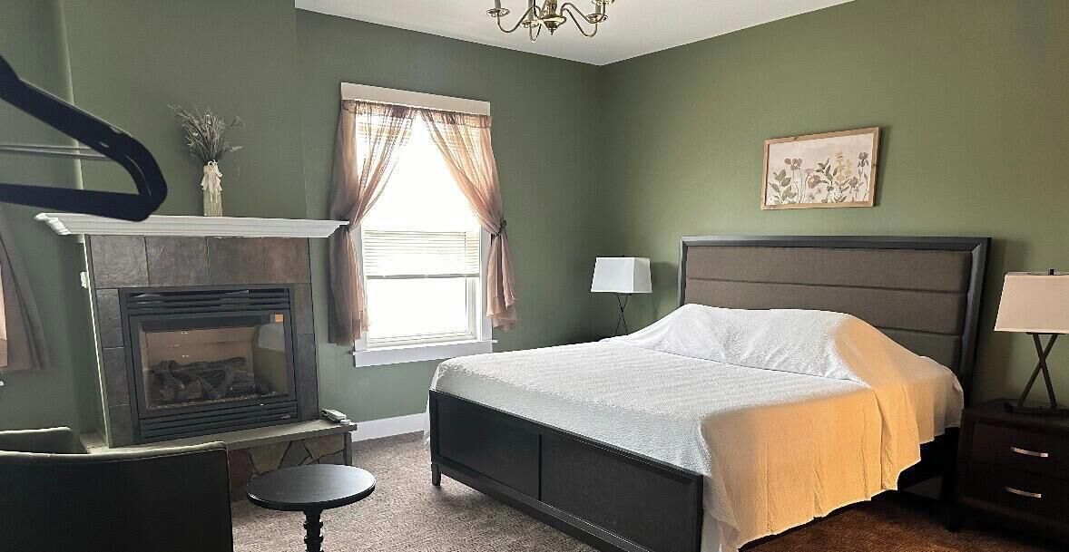 Deluxe Room, King Bed w/Fireplace (Room #9 - 3rd Fl - No Elevator) | Iron/ironing board, bed sheets