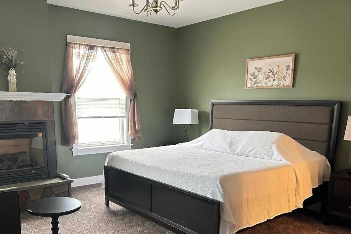 Deluxe Room, King Bed w/Fireplace (Room #9 - 3rd Fl - No Elevator)