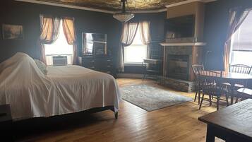 Signature Room, King Bed/Queen Bed; 2 Fireplaces (Room #10 - 3rd Fl - No Elevator)