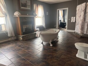 Signature Room, King Bed/Queen Bed; 2 Fireplaces (Room #10 - 3rd Fl - No Elevator) | Bathroom | Hair dryer, towels, soap, shampoo - The Hotel Belvidere (Hawley)