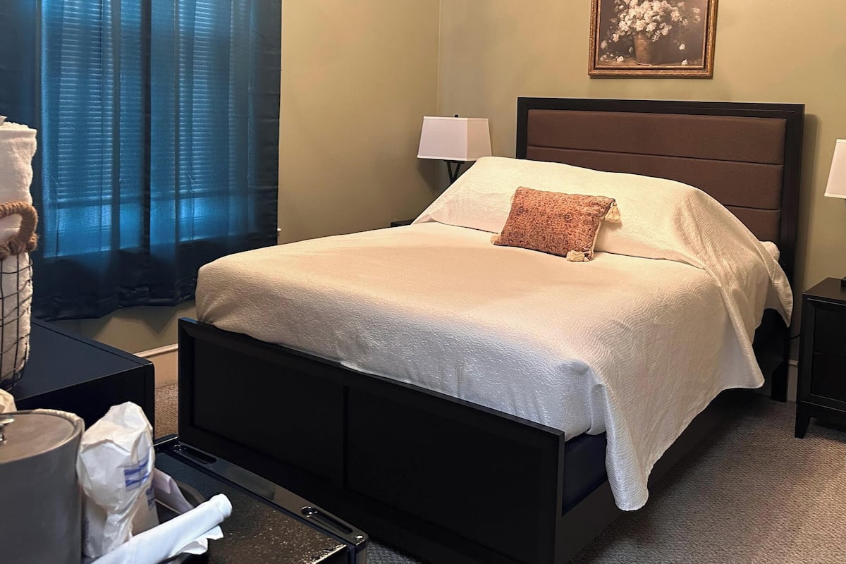 Classic Room, Queen Bed (Room #6 - 2nd Fl - No Elevator)