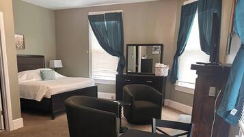 Deluxe Room, King Bed w/Fireplace (Room #5 - 2nd Fl - No Elevator) | Iron/ironing board, bed sheets