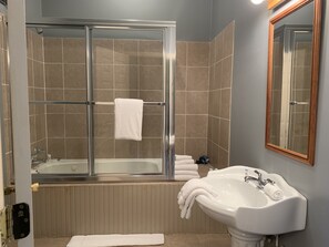 Hair dryer, towels, soap, shampoo - The Hotel Belvidere (Hawley)