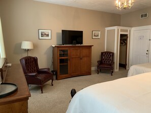 Comfort Room, King Bed & Full Bed (Room #7 - 2nd Fl - No Elevator)