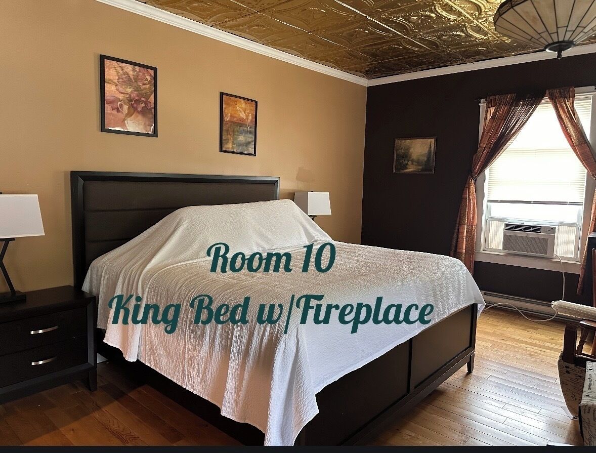 Signature Room, 1 King Bed | Iron/ironing board, bed sheets