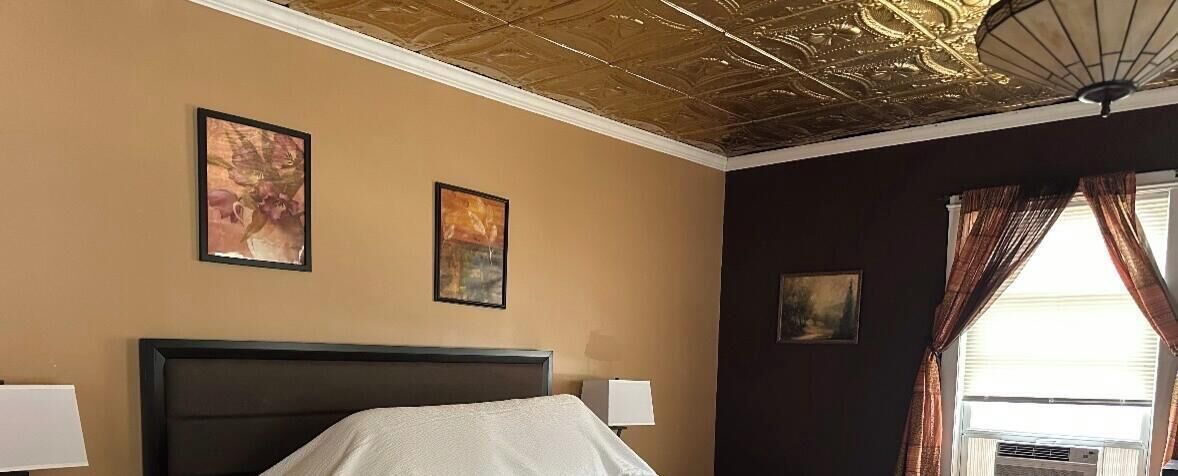 Signature Room, King Bed/Queen Bed; 2 Fireplaces (Room #10 - 3rd Fl - No Elevator) | Iron/ironing board, bed sheets