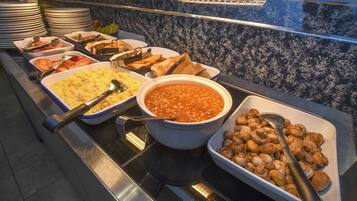 Bữa sáng đầy đủ hàng ngày (11.95 GBP/mỗi người)