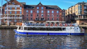 Un edificio histórico con un cartel que dice "WOODS MILL QUAY".