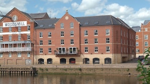 Un edificio de ladrillo rojo con un cartel que dice "Woodsmill Quay".