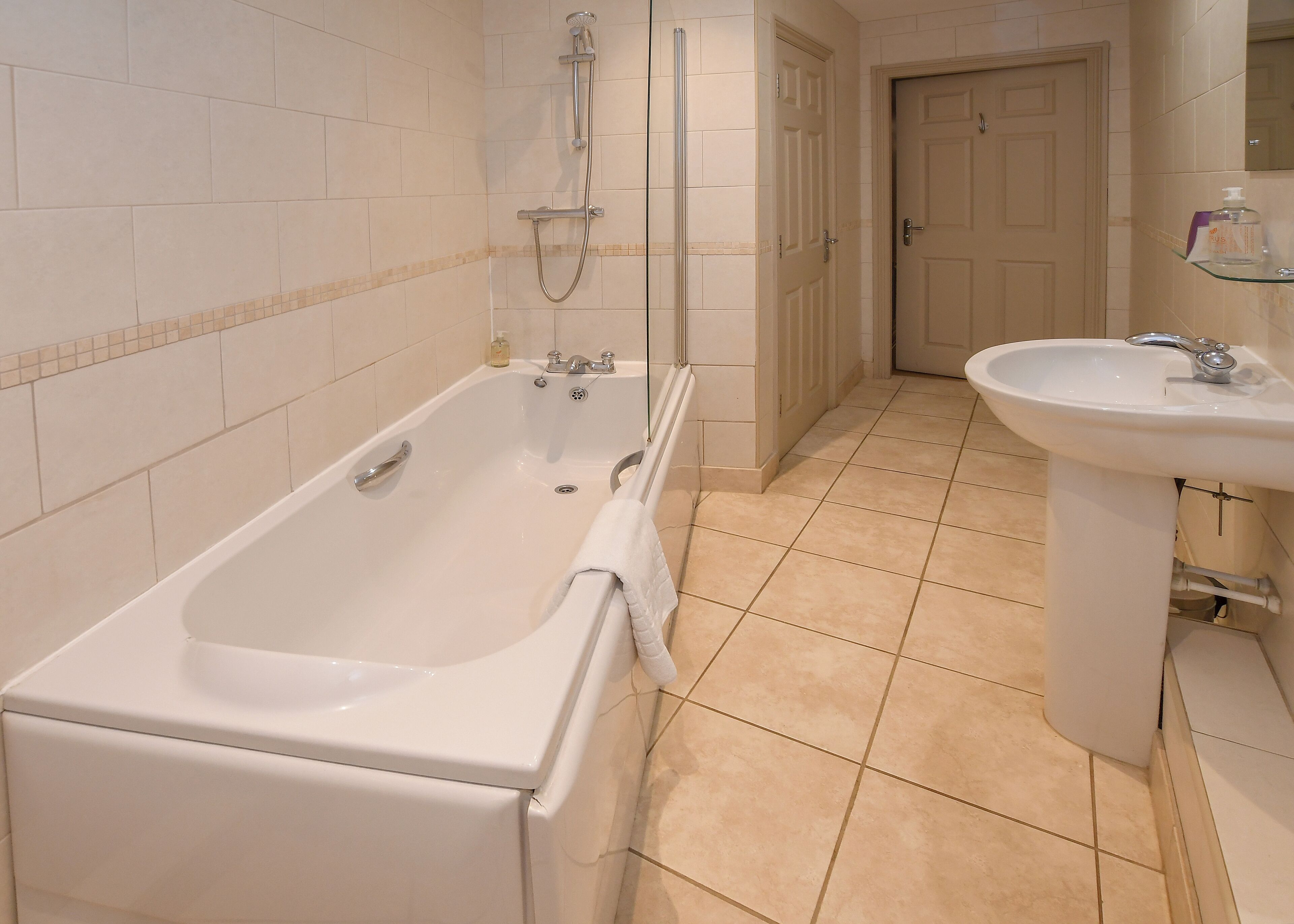 one bed apt. sleep 3 (dbl/sofa)(a14/16) - no lift or accessible facilities (annex) | bathroom | free toiletries, hair dryer, towels, soap